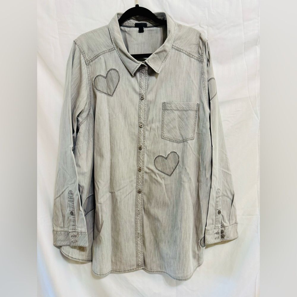 Women’s Torrid Long Sleeve Button Up Shirt w/hearts & pocket. Plus size 4XL GRAY